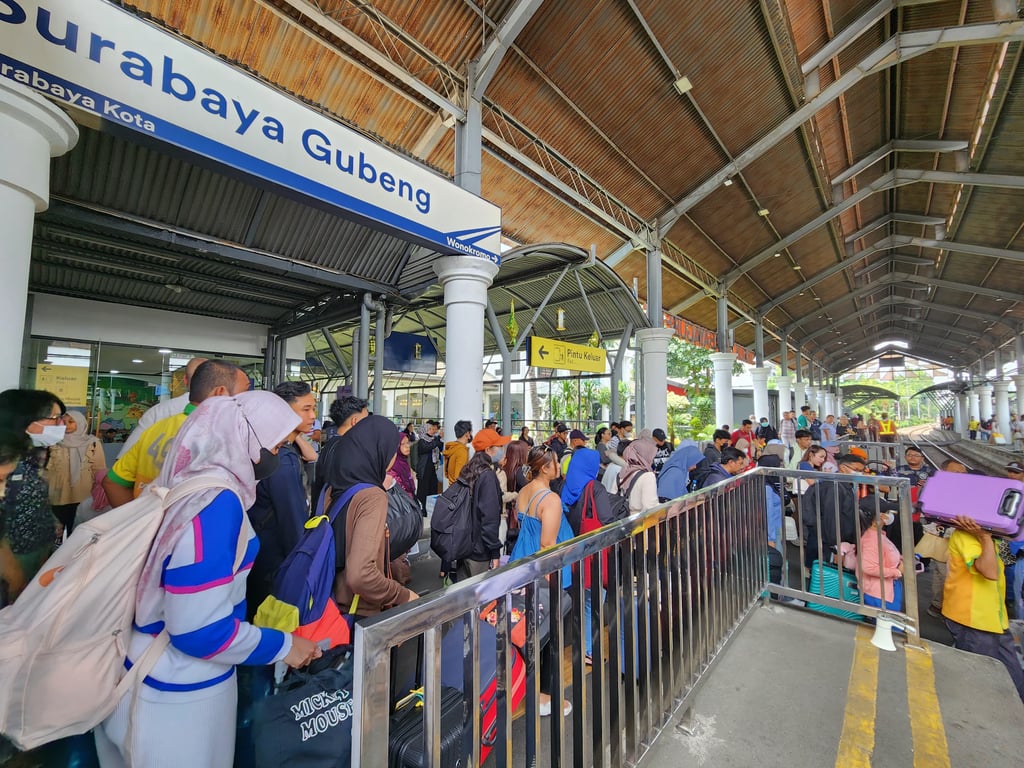 Sejumlah penumpang menggunakan kereta api di Stasiun Surabaya Gubeng