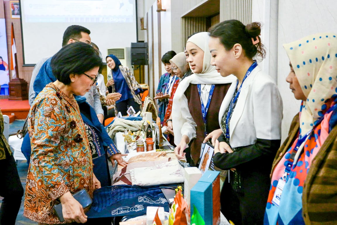 Para pengunjung kegiatan melihat langsung beberapa produk UMKM binaan PT KAI (Persero)