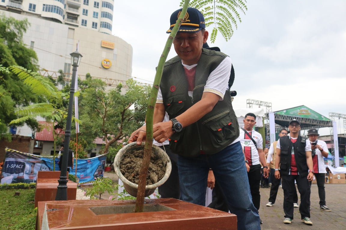 Vice President KAI Divre I Sumut, Sofan Hidayah, menanam pohon di lingkungan kerja KAI.