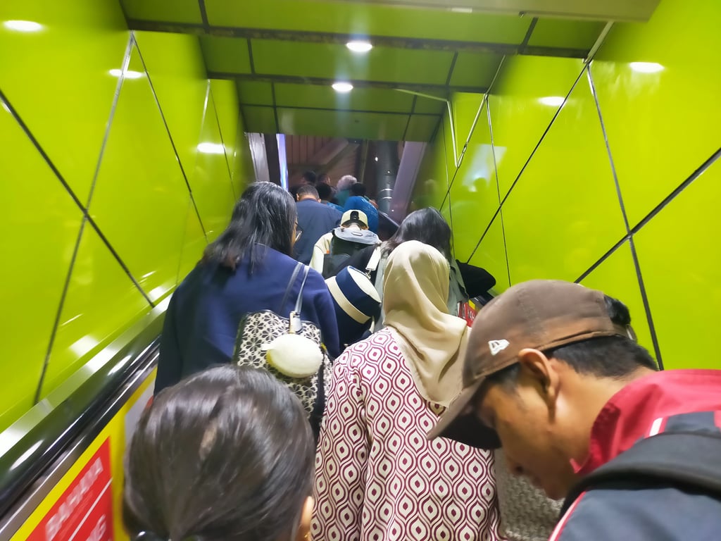 Kepadatan Stasiun Gambir pada Minggu (8/6)