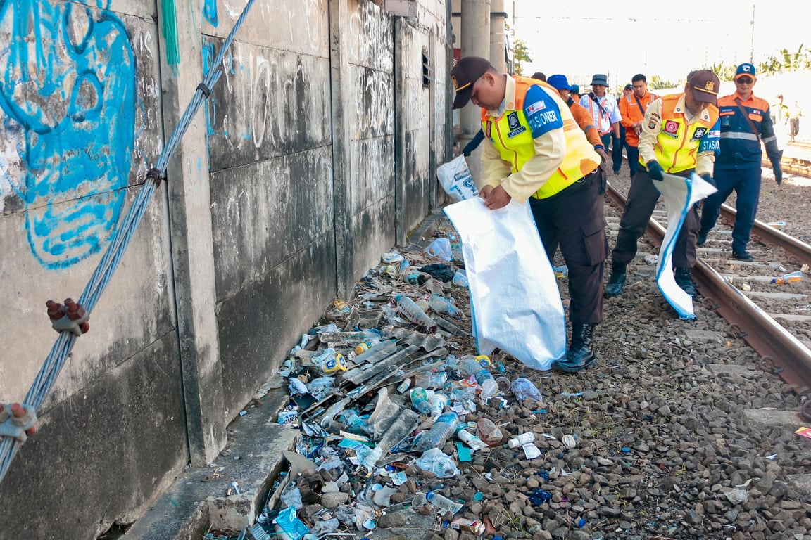 Petugas Security stasiun yang membantu kegiatan bersih lintas, mengumpulkan sampah di samping jalur KA lintas Tanahabang - Duri, Selasa (27/5).