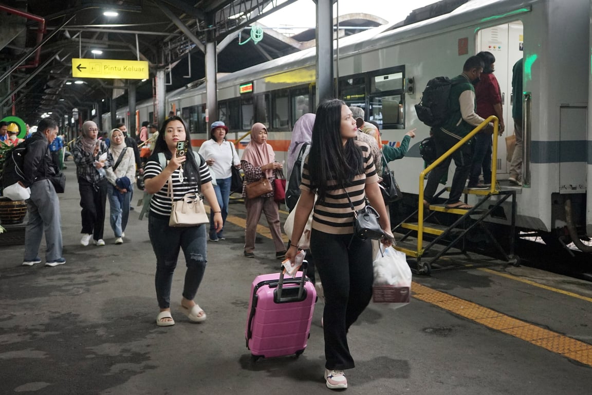 Suasana kepadatan penumpang di Stasiun Semarang Tawang