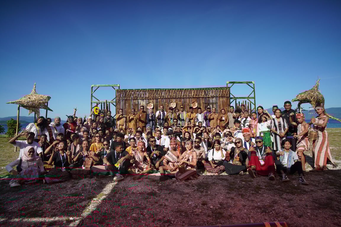 Bupati Alor berfoto bersama ratusan peserta Jambore GRUF 2025 di Pantai Sebanjar, Alor Besar, menandai semangat kolaborasi orang muda NTT dalam menghadapi krisis iklim.(Dok.Ary)