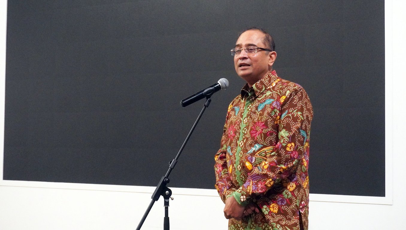 Duta Besar India untuk Indonesia, Sandeep Chakravorty memberikan sambutan saat pembukaan pameran seni bertajuk Sacred Geometry di Hadiprana Gallery, Jakarta Selatan, Kamis (24/04/2025). Foto: Rafi Fadhilah/India News Desk