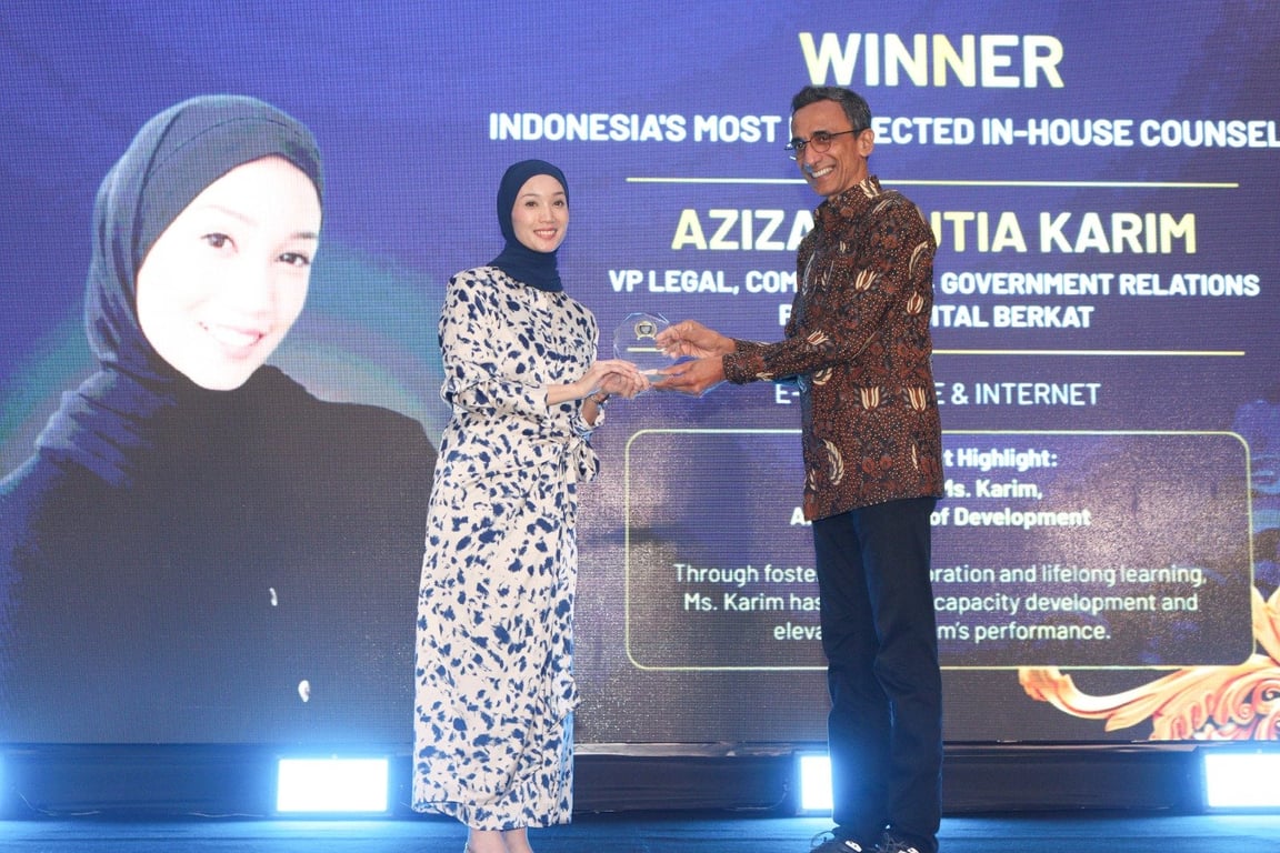 Azizah Mutia Karim, VP Legal, Compliance & Government Relations Tokocrypto menerima penghargaan Indonesia’s Most Respected In-House Counsel 2025 dari Hukumonline dan Indonesia Corporate Counsel Association (ICCA). Sumber: Tokocrypto.