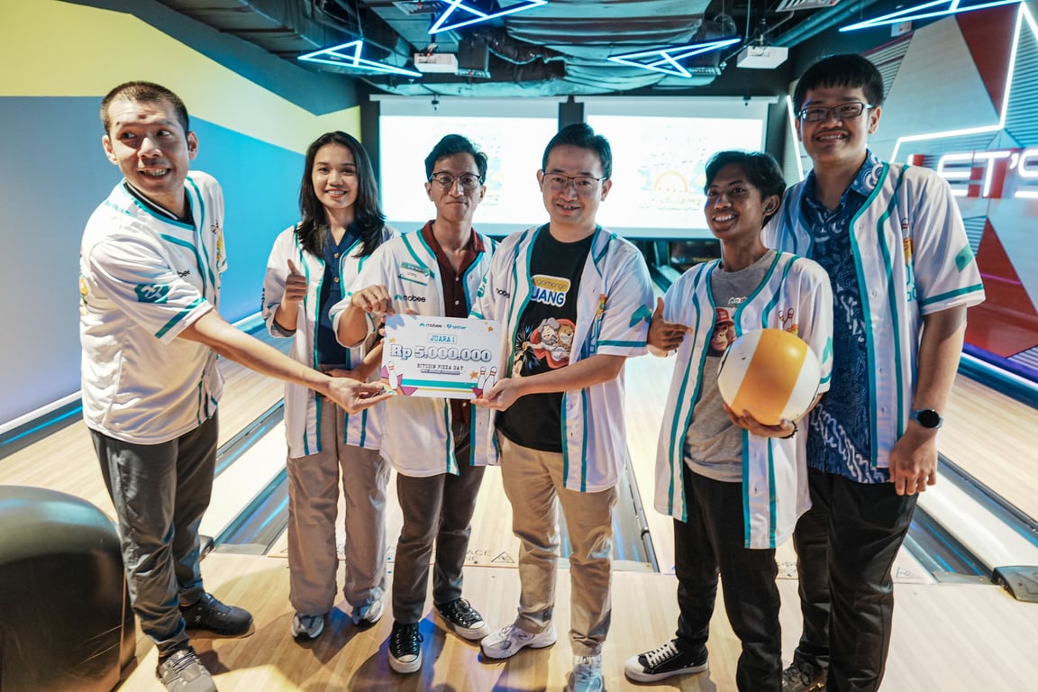 Penyerahan hadiah kepada juara 1 Mini Bowling Competition.