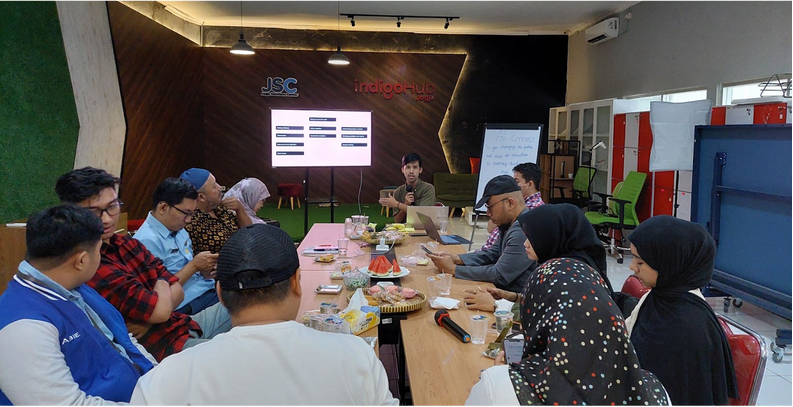 Muhammad Khalid memaparkan rangkuman hasil diskusi dan langkah selanjutnya