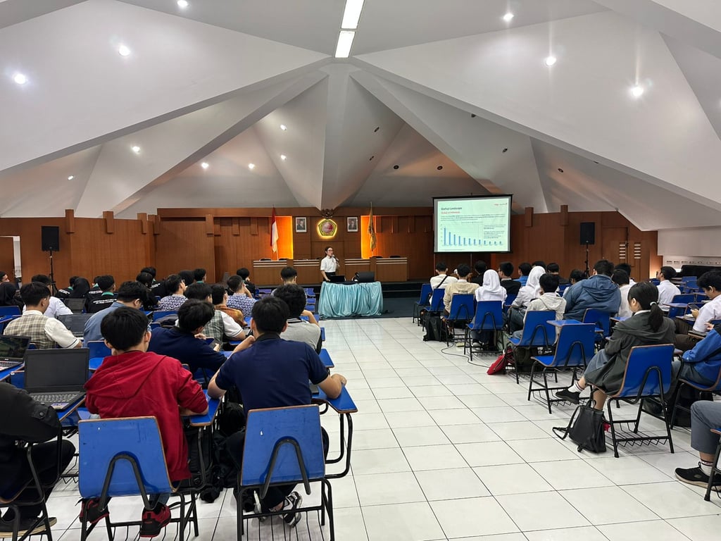 Keseruan acara ITECH Competition 2025 di STMIK LIKMI, Bandung.
