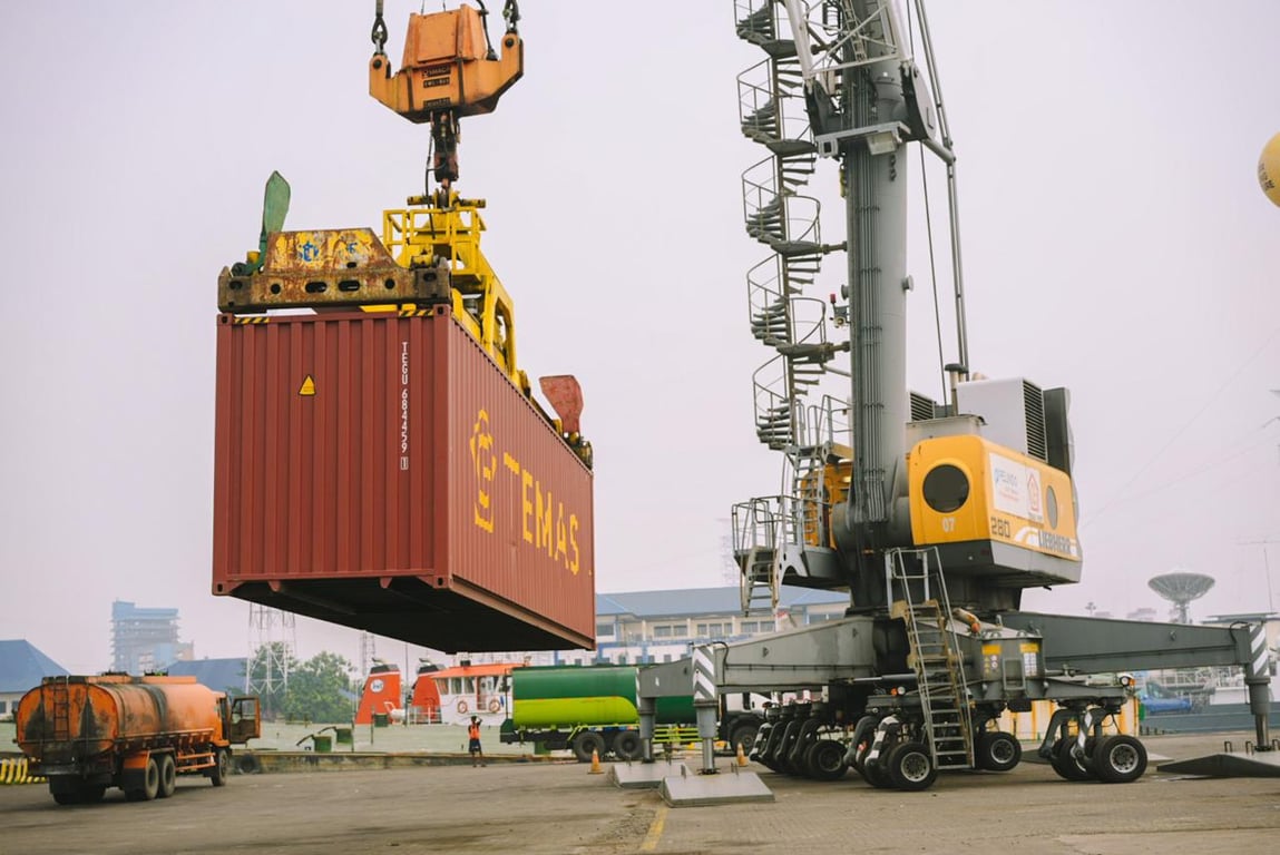 Live Demonstartion LHM 280 Mobile Harbour Crane