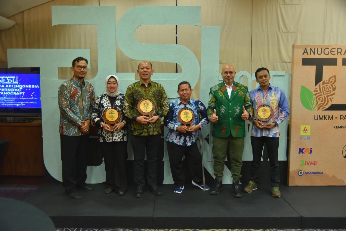 Jajaran KAI saat menerima penghargaan La Tofi UMKM Pariwisata dan Budaya Tahun 2025