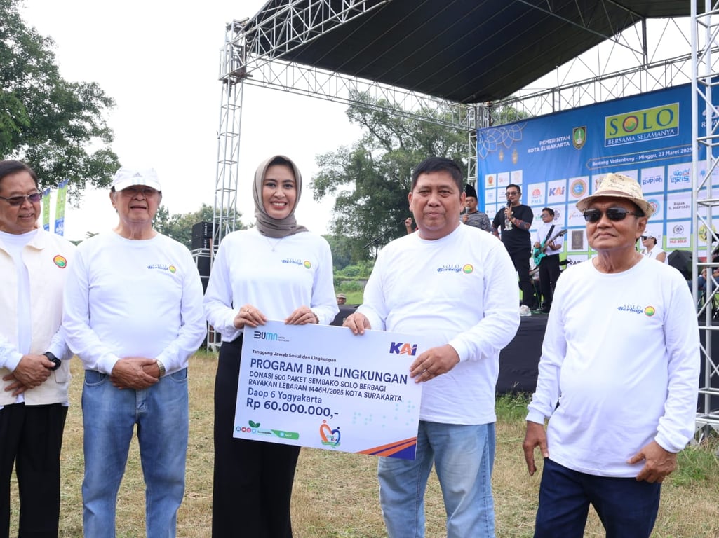 Manager Keuangan KAI Daop 6 Rusman Darmajanto (kanan) berfoto bersama dengan Wakil Wali Kota Surakarta Astrid Widayani saat sesi penyerahan bantuan TJSL dalam kegiatan Solo Berbagi