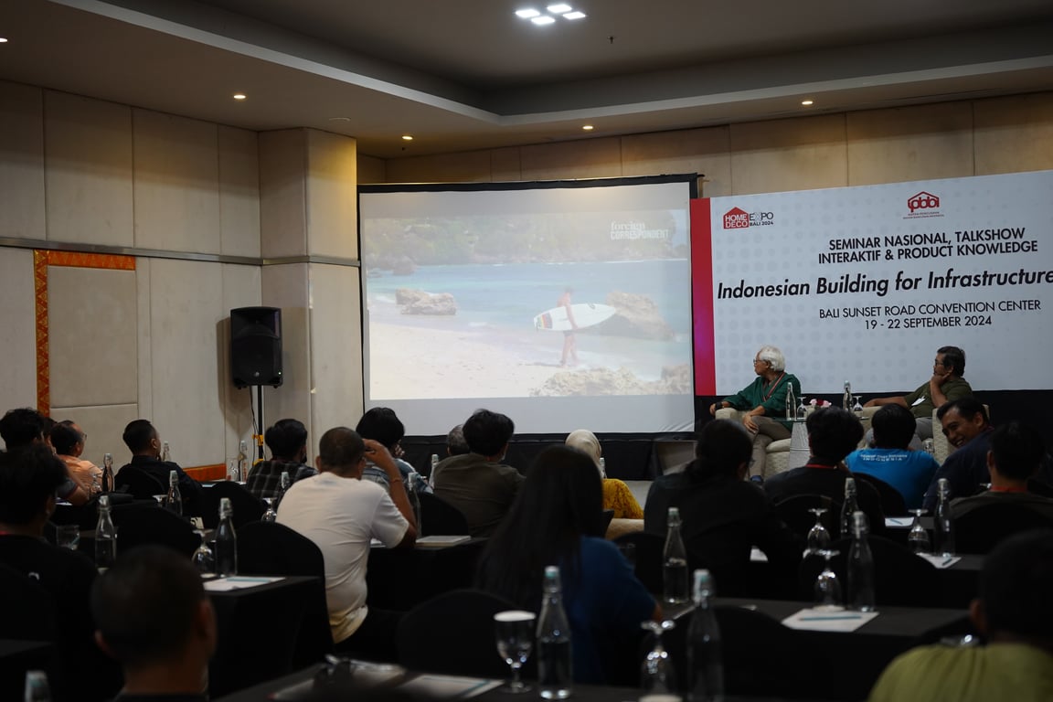 Bapak Popo Danes sedang memberikan seminar. Doc. Home Deco Expo 2024