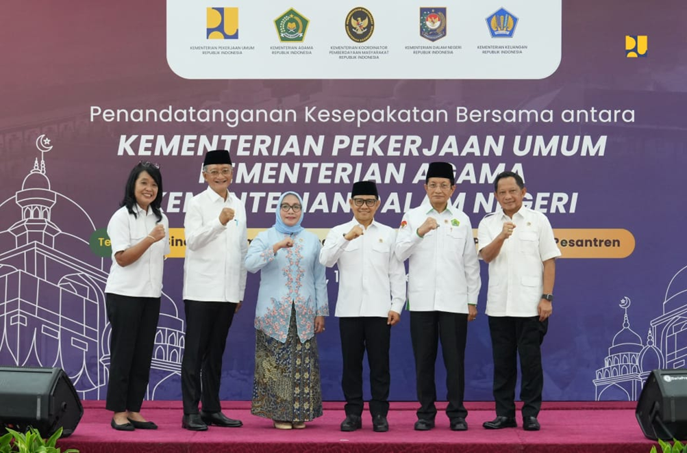 Nomor 2 dari Kiri - Bapak Dody Hanggodo Menteri
Pekerjaan Umum