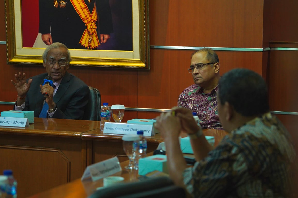 Ambassador Rajiv Bhatia (kiri) bersama Duta Besar Sandeep Chakravorty (kanan) saat mengikuti diskusi meja bundar di The Habibie Center, Jakarta, Indonesia, Kamis (17/4/2025).