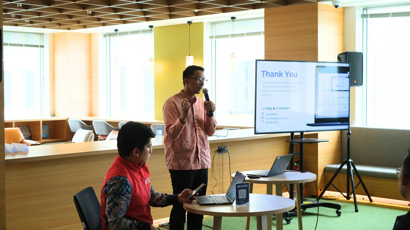 Anggoro Anindhito, Country Sales Manager of RevComm Indonesia melakukan pitching di Morning Pitch Asia