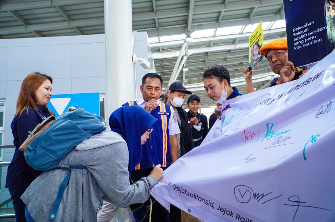 Pengunjung di Stasiun Jatinegara menandatangani Petisi Anti Kekerasan Seksual.