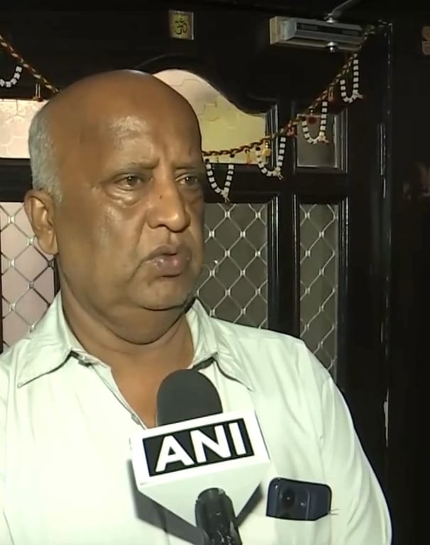 Potongan video yang menunjukan Ayah dari Neeraj Udhwani saat diwawancara oleh media