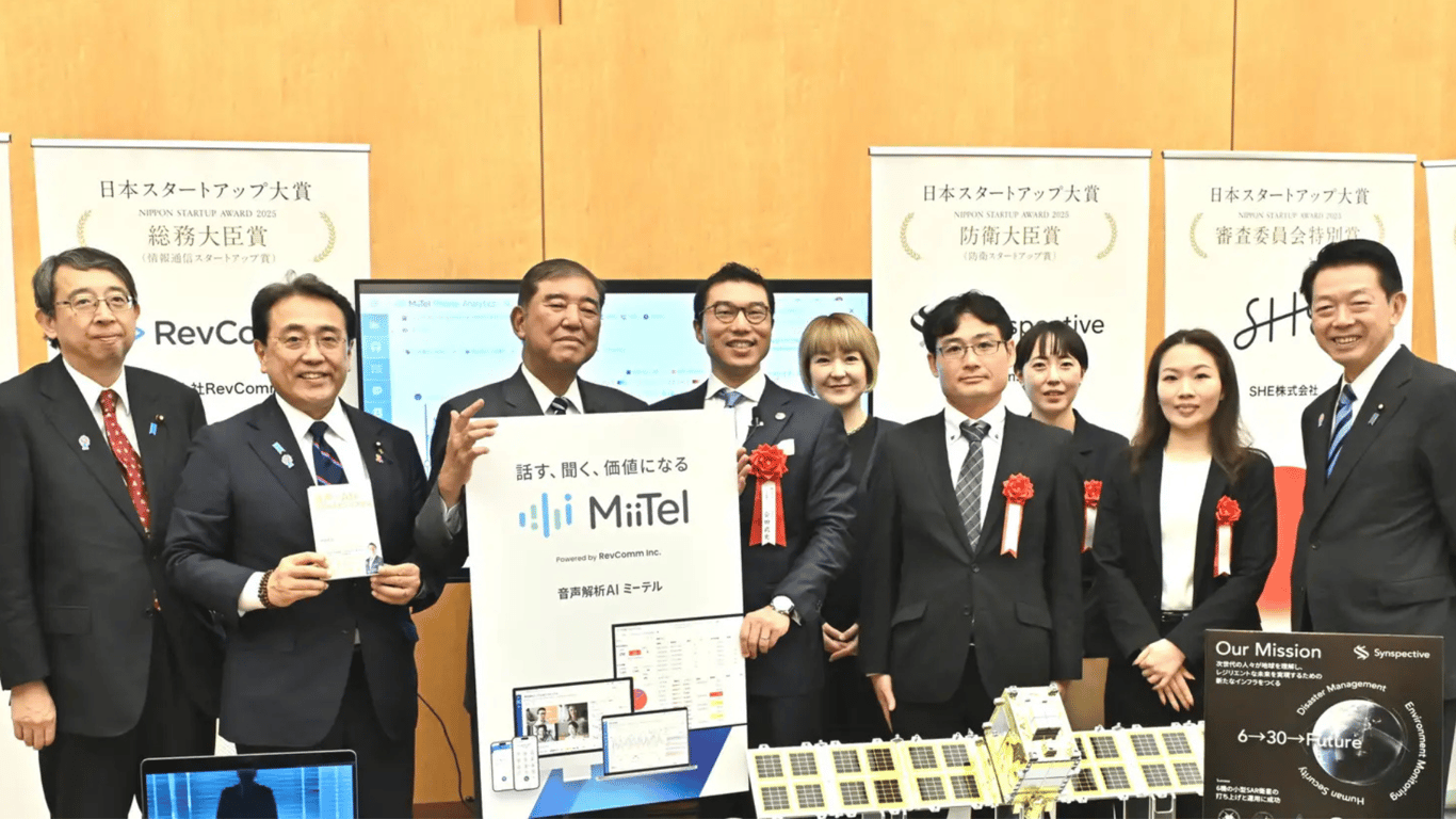  CEO RevComm Inc., Takeshi Aida, menerima penghargaan Japan Startup Awards 2025
