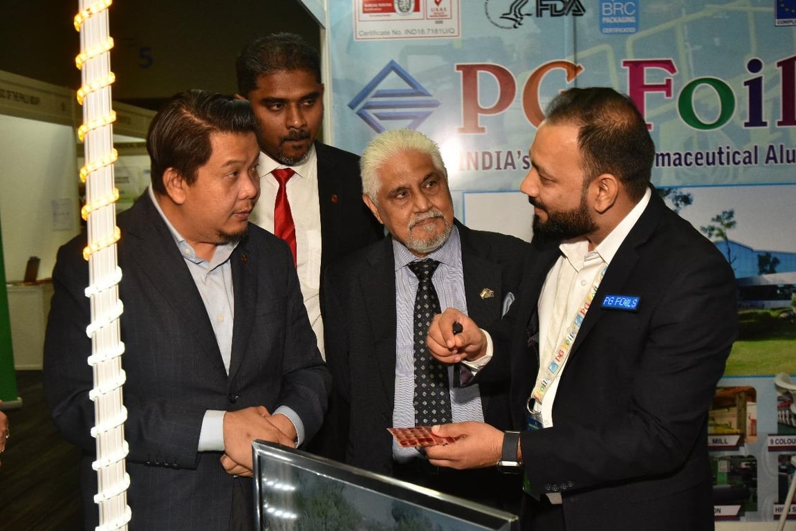 YB Dato Lukanisman bin Awang Sauni, Hon'ble Deputy Minister of Health, Malaysia interacting with Exhibitor during the Malaysia Pharma and Healthcare Expo 2024