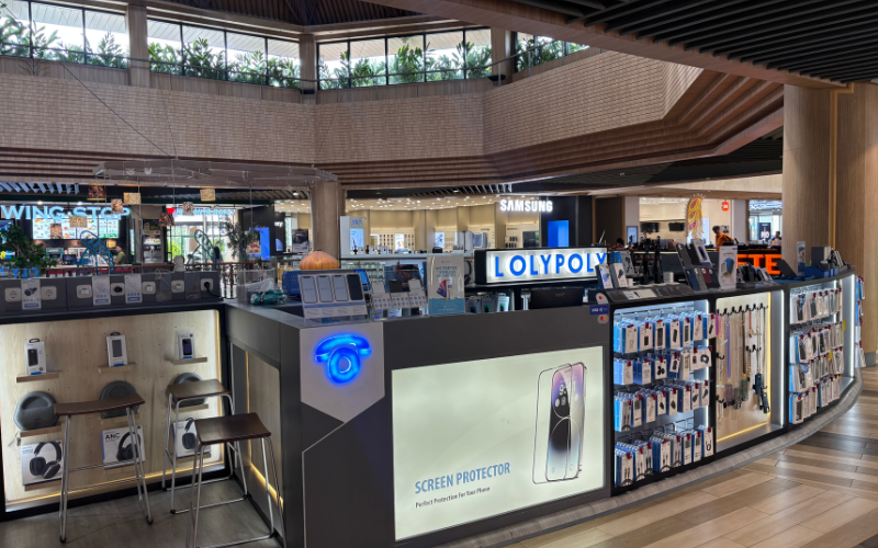 Terletak di tengah area atrium mall, outlet ini mengedepankan tampilan terbuka dengan sentuhan modern dan pencahayaan alami dari skylight mall.