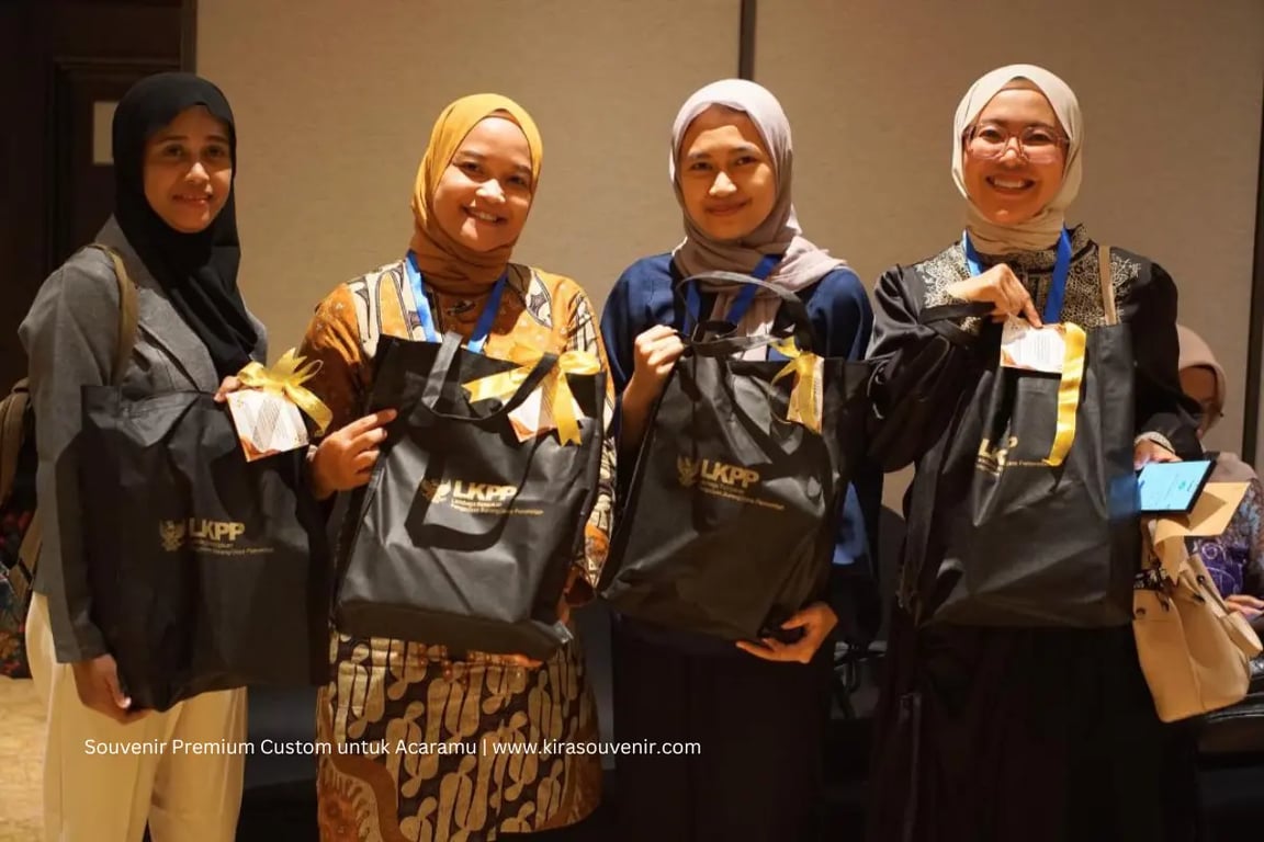 Kira Souvenir dipercaya untuk pengadaan seminar kit LKPP di Surabaya (sumber: dok. Kira Souvenir)