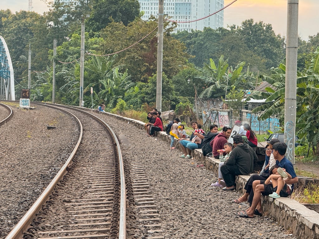 Beberapa masyarakat masih nekat melakukan aktivitas di jalur KA walaupun hanya sekedar duduk. Hal ini sangat membahayakan keselamatan masyarakat itu sendiri dan juga perjalanan KA, karena berisiko menemper KA yang melintas.