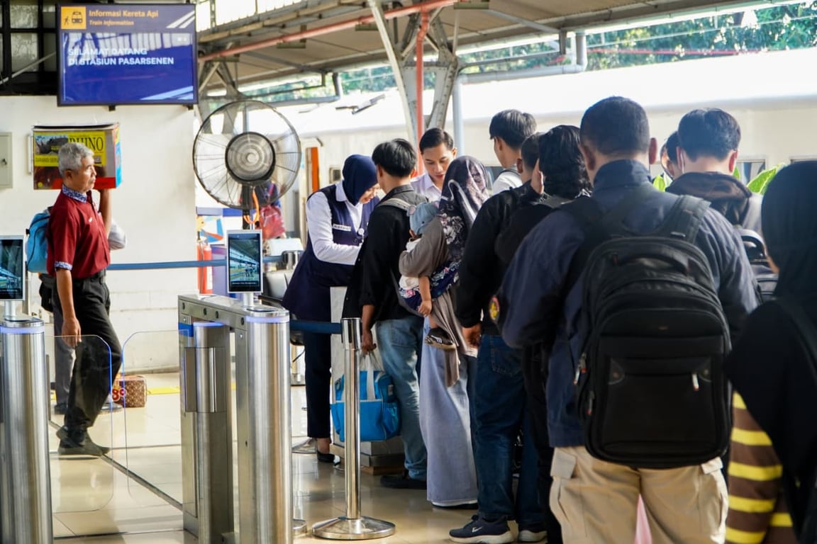 Pelanggan KAJJ saat antri melakukan boarding pass di Stasiun Pasar Senen