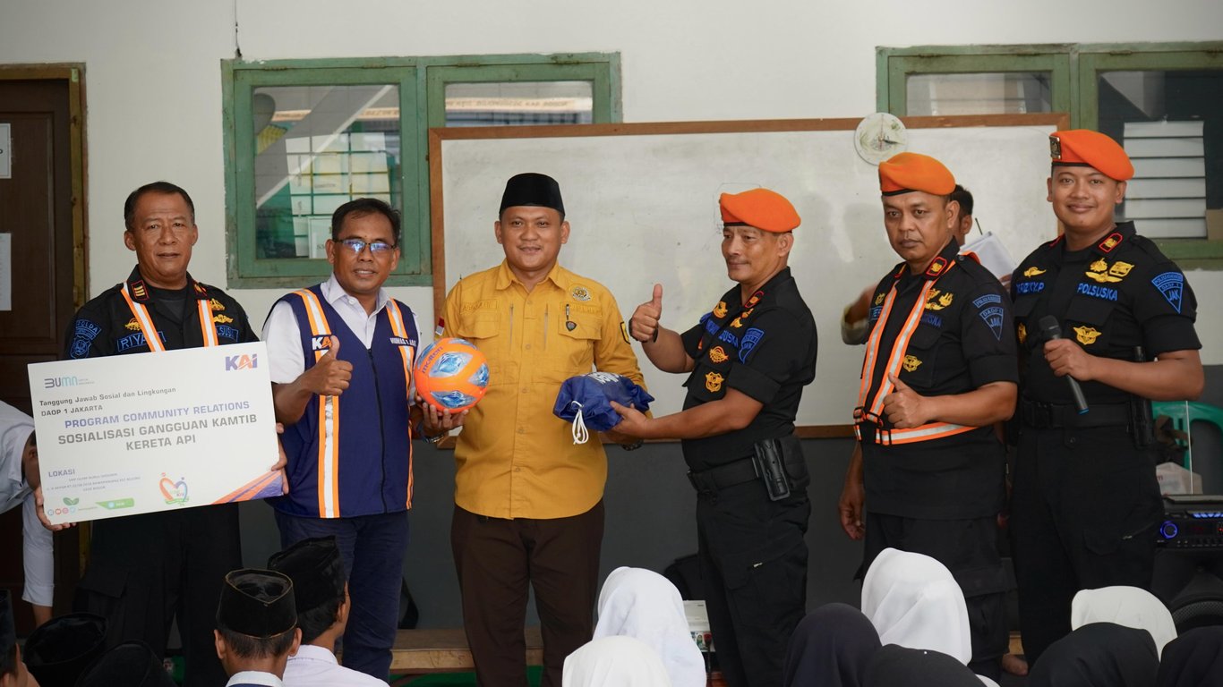 Kepala Sekolah SMP Islam Nurul Shodikin, Latif, menerima peralatan olahraga dari KAI Daop 1 Jakarta, sebagai sarana olahraga murid agar tidak beraktifitas di jalur KA.