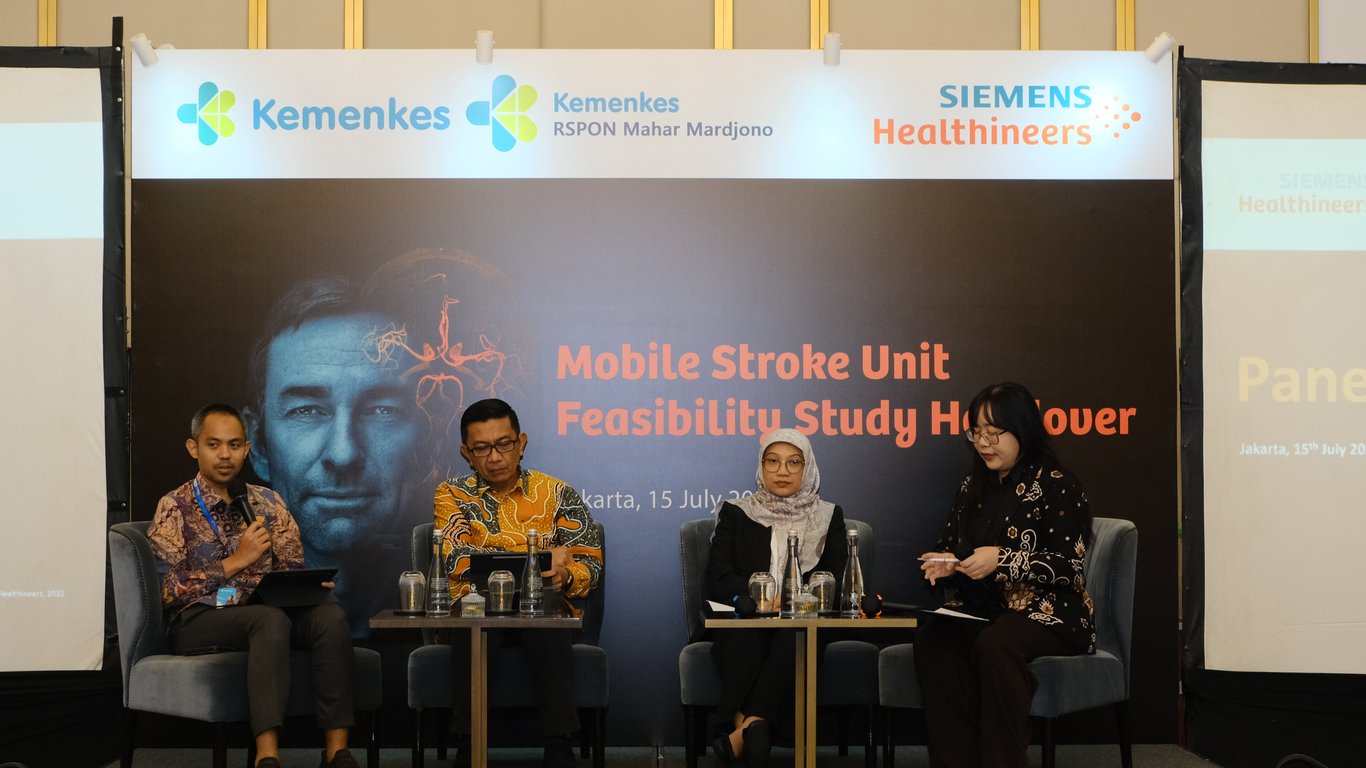 Diskusi panel mengenai studi kelayakan Mobile Stroke Unit, sebuah terobosan baru yang dapat mengubah penanganan gawat darurat stroke di Indonesia dan mengoptimalkan penanganan pasien pada masa Golden Hour. Narasumber dari kiri ke kanan: dr. Reza Aditya Arpandy, Sp.N, Subsp. NIOO(K) sebagai Lead Investigator, dr. Adin Nulkhasanah Sp.S, MARS sebagai Direktur Utama RS PON, dr. Obrin Parulian, M. Kes. sebagai Direktur Pelayanan Klinis, Direktorat Jenderal Kesehatan Lanjutan, Kementerian Kesehatan Republik Indonesia, dipandu oleh moderator dari Siemens Healthineers Indonesia.