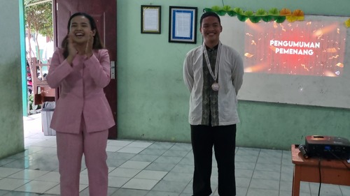 Priska Sahanaya mengumumkan siswa dengan poin terbanyak di sesi workshop dan memberinya medali serta apresiasi. Sumber gambar: Dok. pribadi.