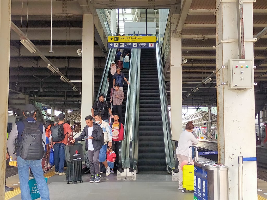 Penumpang KAJJ di Peron 3 dan 4