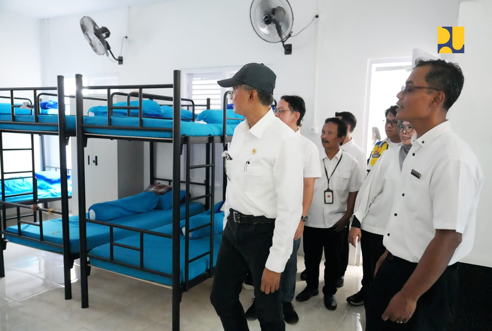 Paling depan - Menteri Pekerjaan Umum (PU) Dody Hanggodo mengunjungi Sekolah Rakyat Sentra Terpadu Prof. Dr. Soeharso, Bantul, D.I Yogyakarta