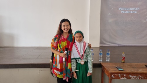 Coach Priska Sahanaya bersama siswi paling aktif yang memenangkan poin terbanyak. Sumber gambar: Dok. pribadi.