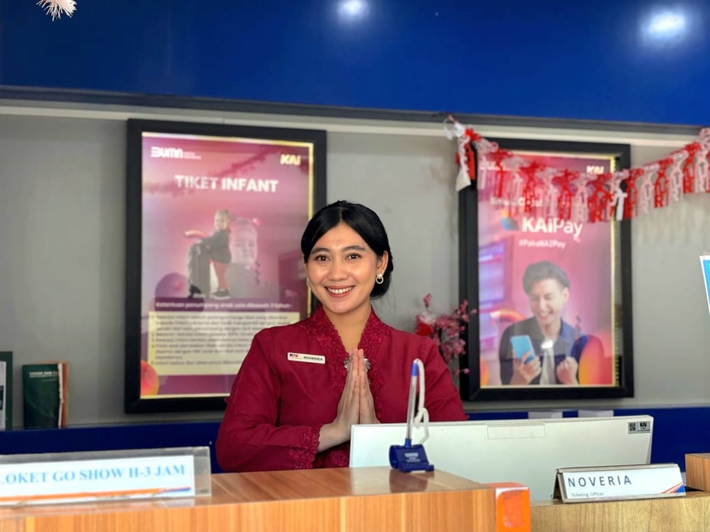 Petugas KAI Daop 4 Semarang mengenakan pakaian adat serba merah putih untuk memeriahkan HUT ke-80 RI