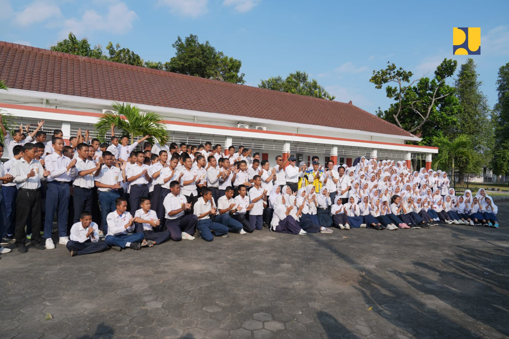 Menteri Pekerjaan Umum (PU) Dody Hanggodo di Tengah Siswa Sekolah Rakyat Sentra Terpadu Prof. Dr. Soeharso, Bantul, D.I Yogyakarta