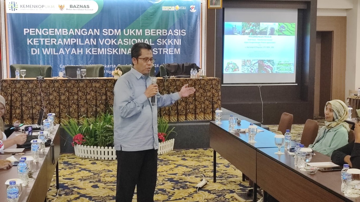 Ir. Bambang Arif Nugraha, S.TP., MBA., IPM memberikan pengenalan HACCP (Hazard Analysis Critical Control Point) sebagai prasyarat regulasi keamanan pangan untuk pasar ekspor di Di Yogyakarta, 08/08/2024.