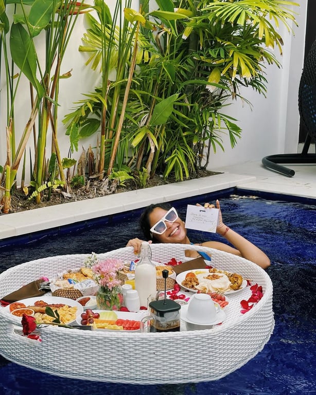 Wisatawan Menikmati Layanan Pesan Antar Floating Breakfast di Bali