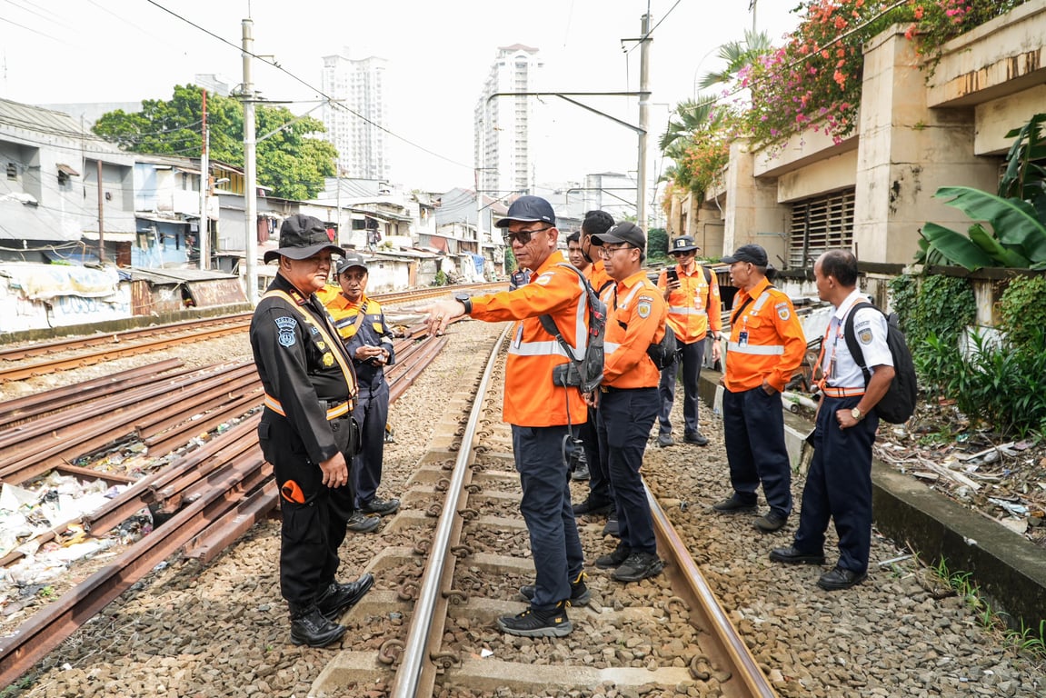 Manager Jalan Rel dan Jembatan KAI Daop 1 Jakarta, Zulfan Suhendra, saat memberikan instruksi kepada Polsuska terkait keamanan dan keselamatan jalur KA.