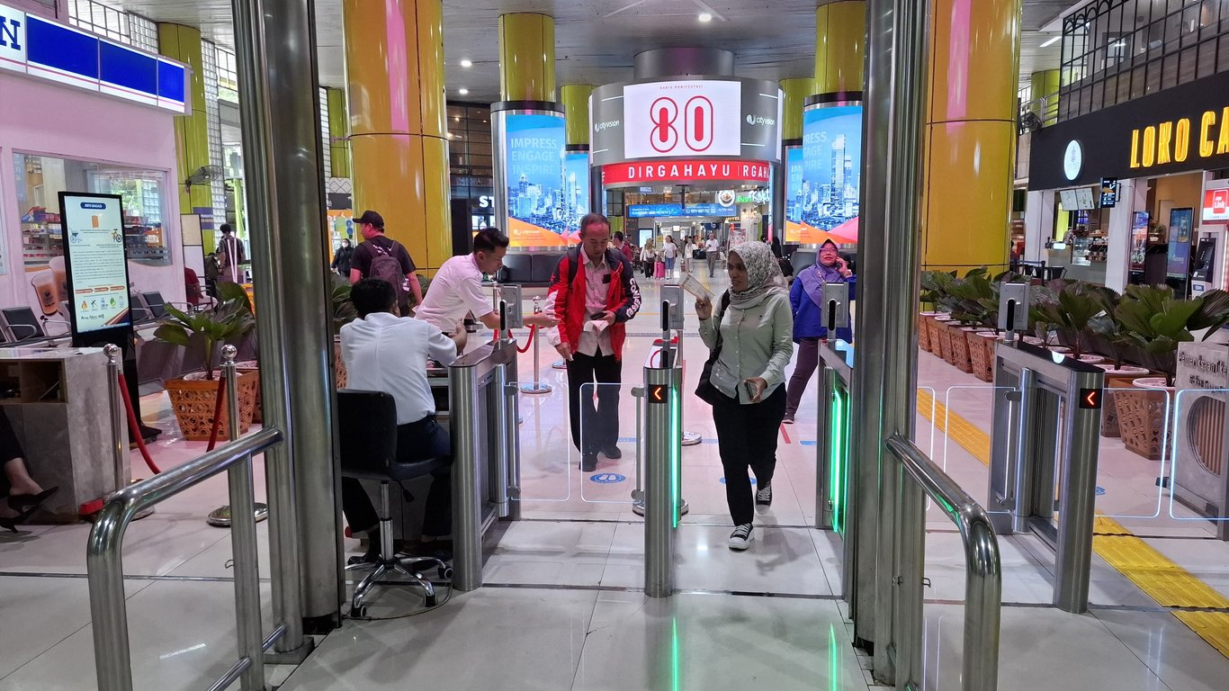 Penumpang di Stasiun Gambir