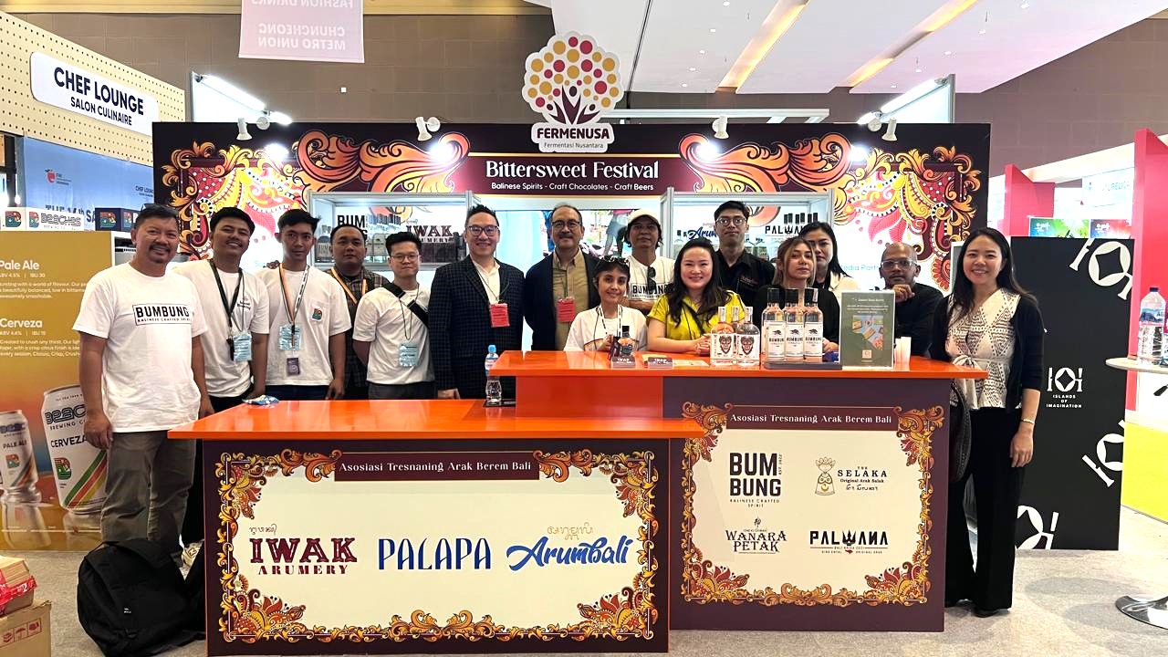 Artisan produk fermentasi nusantara memperkenalkan produk fermentasi kepada pelaku industri HORECA di booth Bittersweet Festival 2025 yang berlokasi di pameran Food & Hospitality Indonesia (FHI) 2025, Jakarta (22/7/2025).