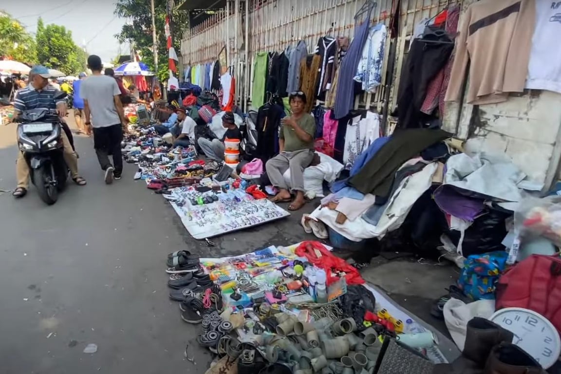 Pasar Loak Jembatan Item, Jatinegara, Jakarta Timur