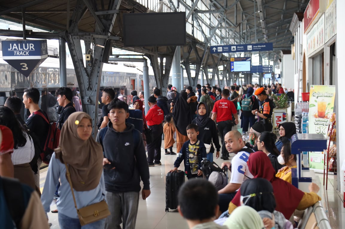 Suasana penumpang pada libur sekolah dan tahun baru islam di Stasiun Pasarsenen, Pada Jumat (27/6)