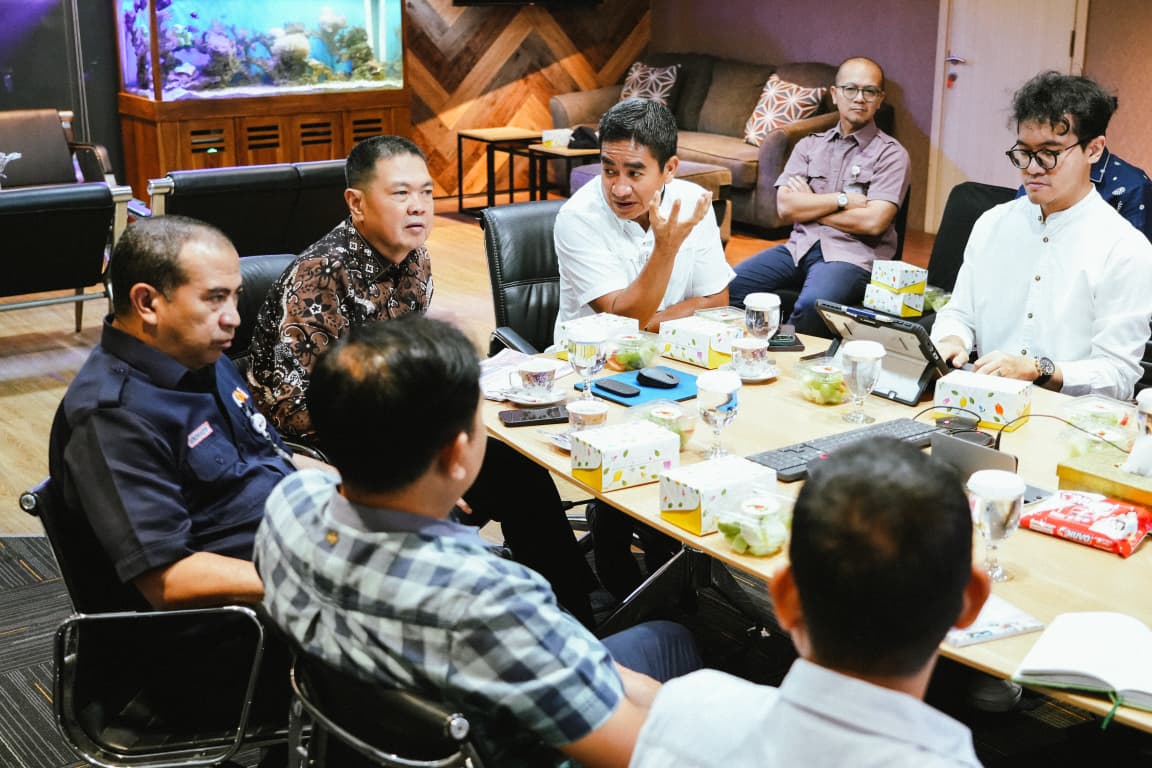 EVP KAI Daop 1 Jakarta, Yuskal Setiawan saat terima audiensi dengan Kadis Dispora Andri Yansyah, bersama jajaran di Kantor KAI Daop 1 Jakarta