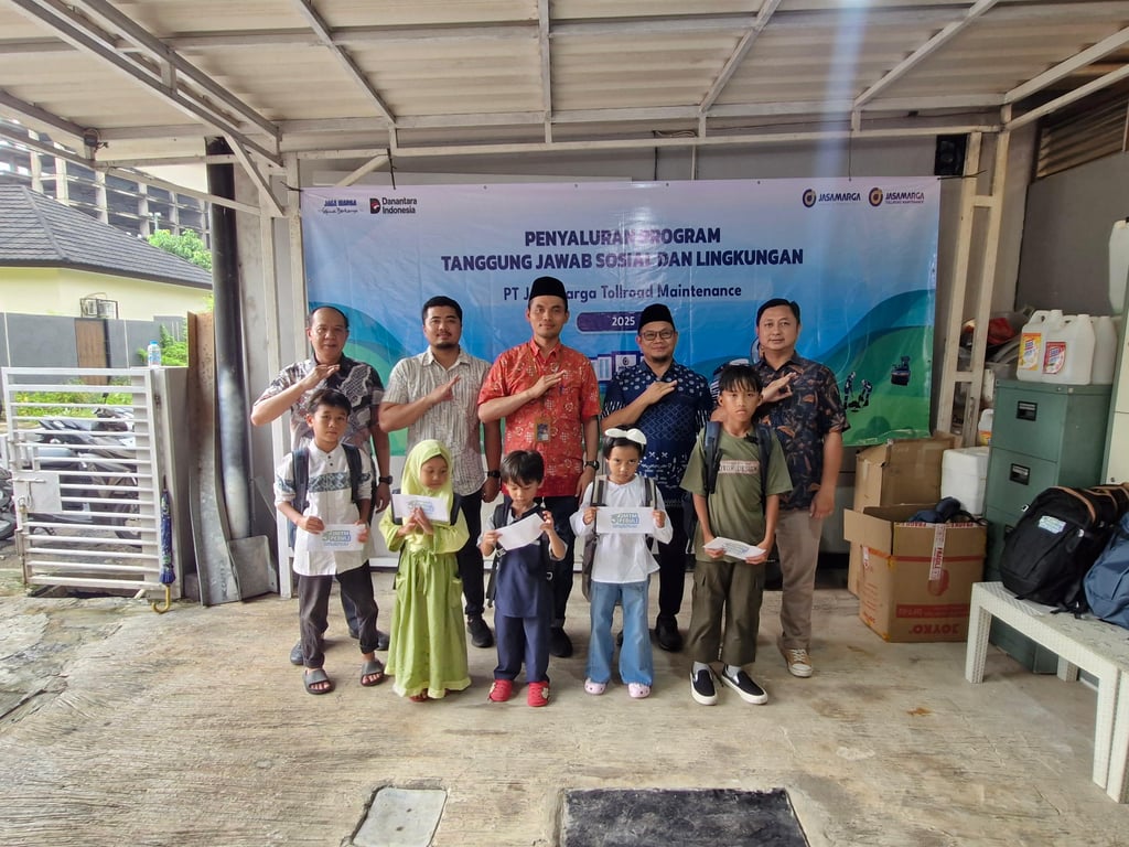 Penyerahan Santunan Anak Yatim di  Maintenance Service Area Jakarta Cikampek