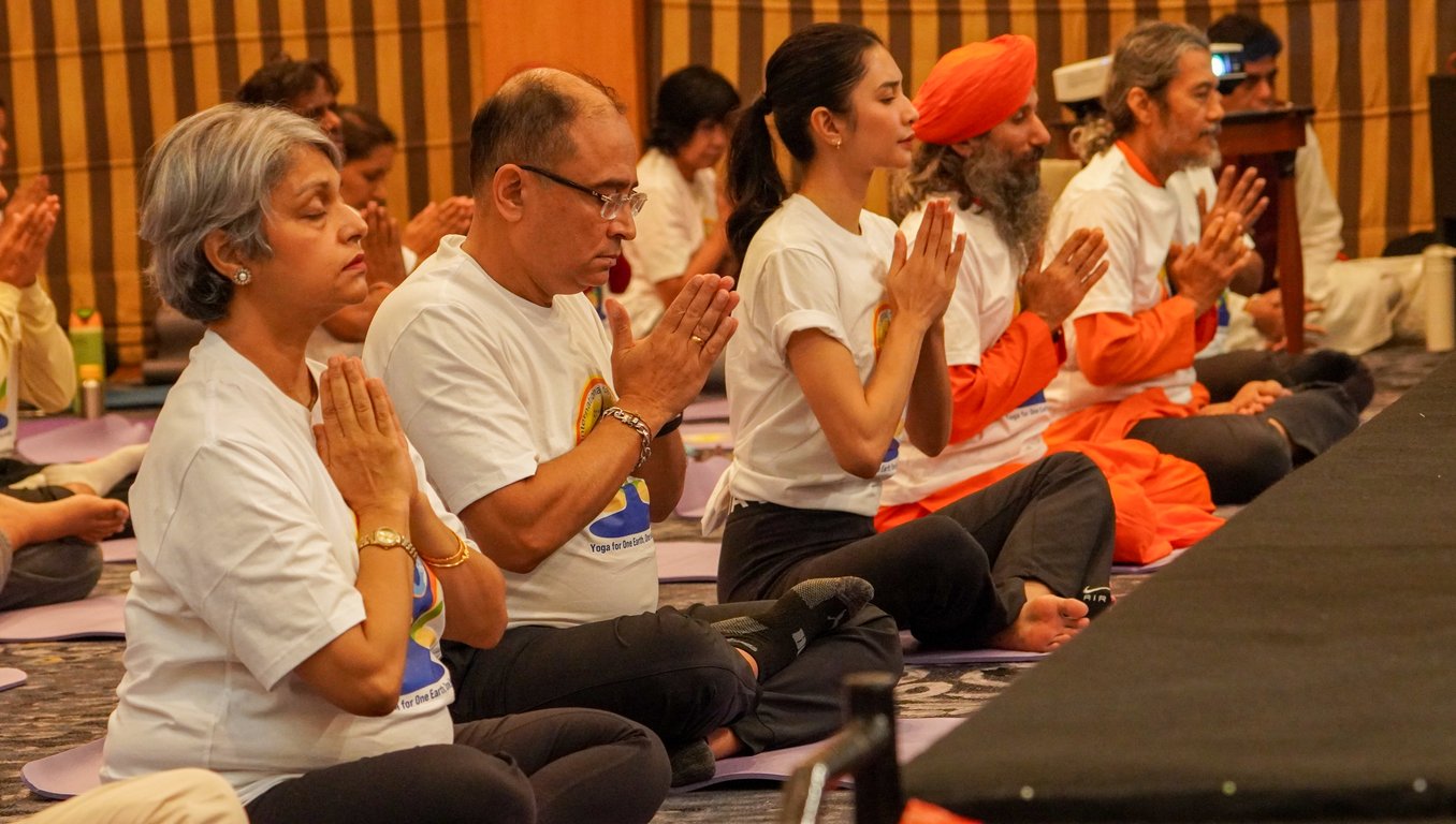Duta Besar India untuk Indonesia, Sandeep Chakravorty (kedua kiri) bersama Tenaga Ahli Kementerian Pemuda dan Olahraga RI Bidang Komunikasi Publik, Mikha Tambayong (ketiga kiri) dalam acara International Yoga Day yang diselenggarakan oleh Kedutaan Besar India di Jakarta di Hotel Aryaduta, Jakarta, Sabtu (21/06/2025). Foto: India News Desk/Rafi Fadhilah