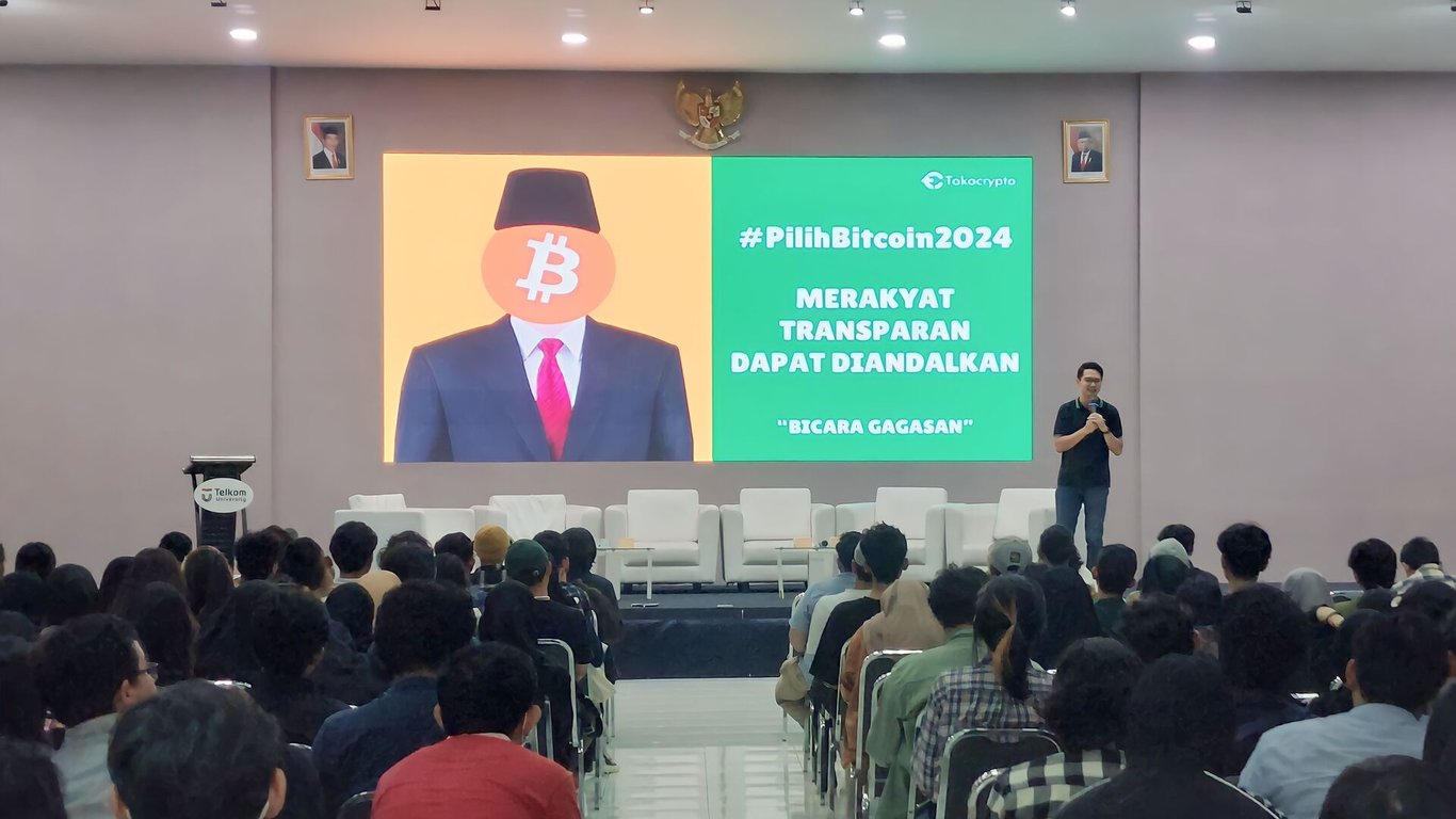 CMO Tokocrypto, Wan Iqbal, memberikan edukasi finansial dan kripto di Telkom University, Bandung. Sumber: Tokocrypto.