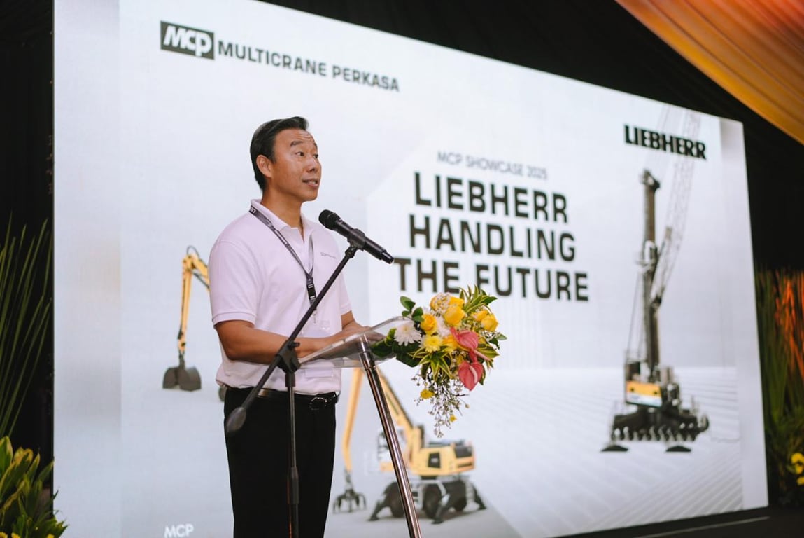 Adrian Hadiwinata, Presiden Direktur Multicrane Perkasa Sedang Memberikan Pemaparan dalam Acara Liebherr Handling the Future