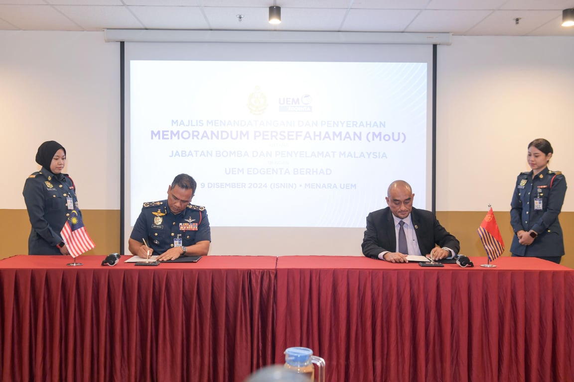YAS Dato’ Ts. Nor Hisham Mohammad, Director General of Fire and Rescue Department of Malaysia (JBPM) (left) and Razman Ismail, Chief People Officer of UEM Edgenta inking the MOU between UEM Edgenta and JBPM for the establishment of a ‘Mutual Disaster Relief Team’.