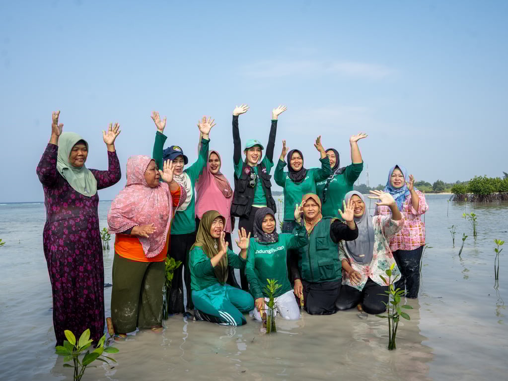 Cinta Laura bersama komunitas ibu-ibu setempat di Pulau Pari (Foto: Tim LindungiHutan)
