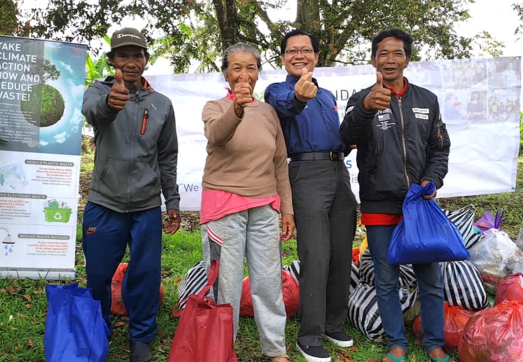 Handara Giveback 'Plastic Swap' edukasi mengenai
sampah plastik dan menukar limbah plastik dengan sembako.